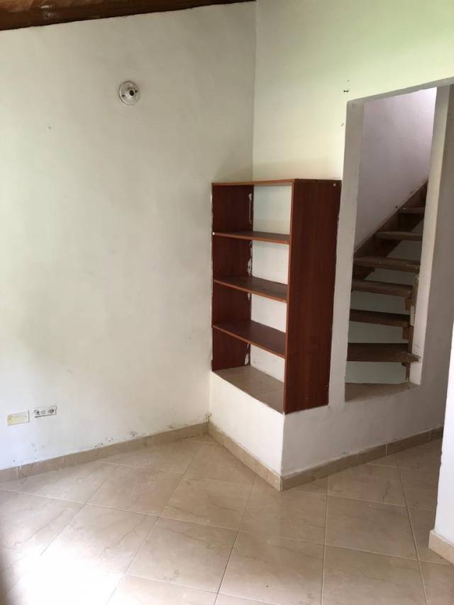 Apartamento de 3 niveles en Urbanizacion Colinas de Calasanz