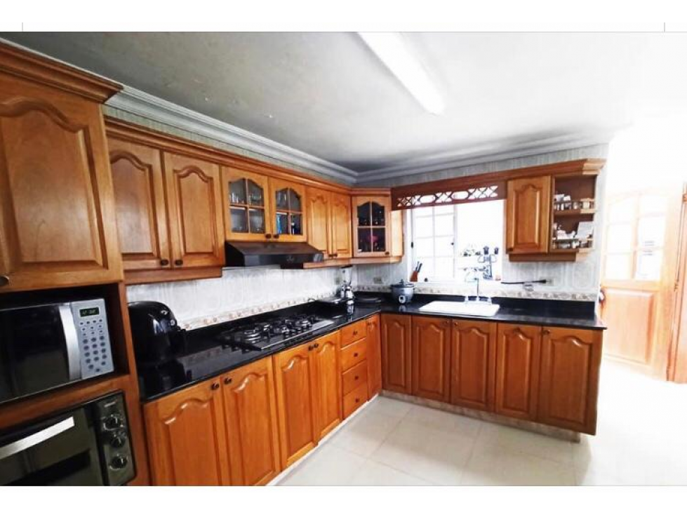 SE VENDE CASA EN SECTOR LAURELES.