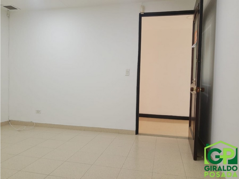 ARRIENDO OFICINA EN EL POBLADO- PATIO BONITO