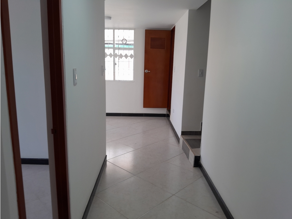 CASA EN VENTA ENGATIVÁ