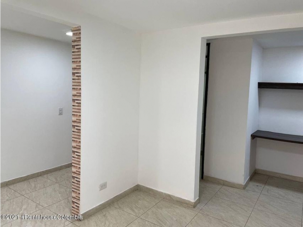 Vendo Apartamento en  La Arboleda C.C 22-1700
