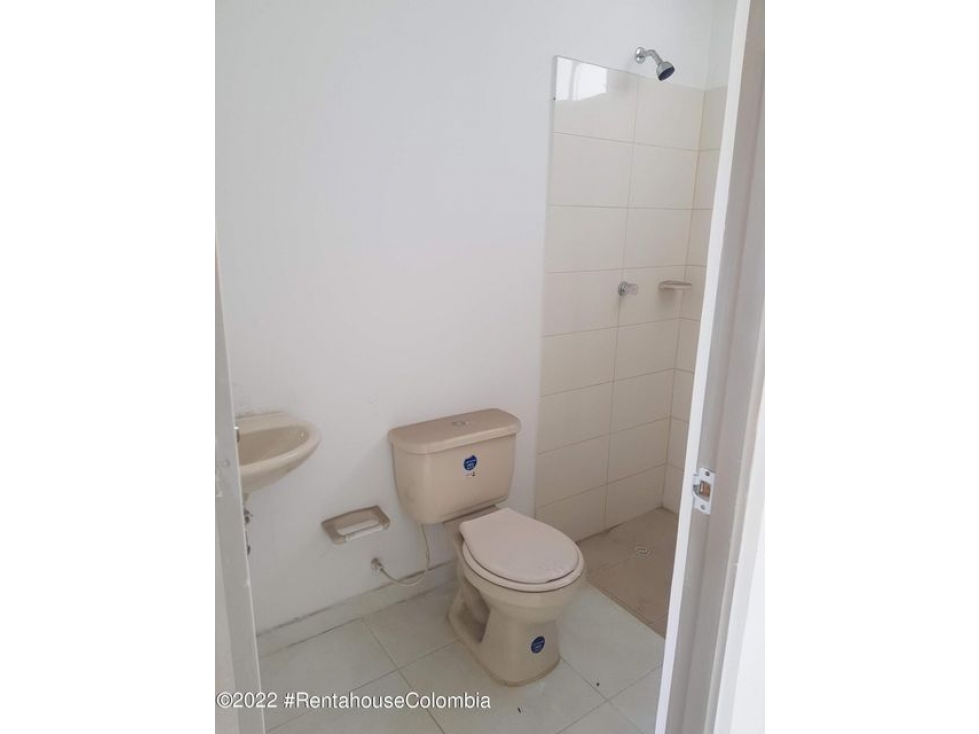 Vendo Apartamento en  Prados del Este C.C 22-2252