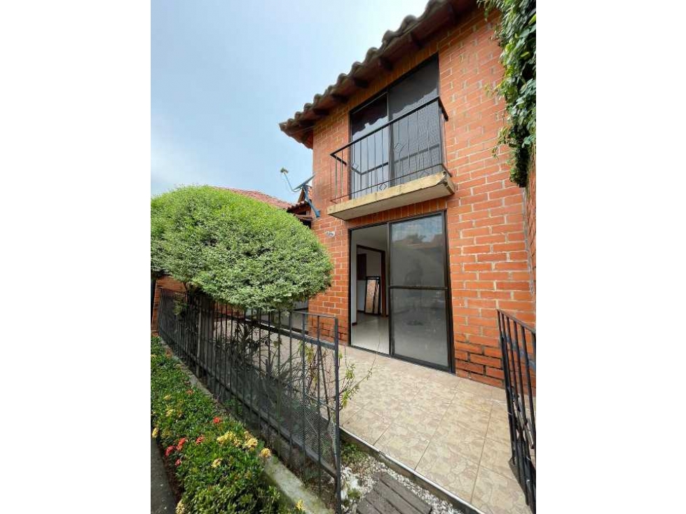 SE VENDE CASA EN CIUDAD JARDIN T.P