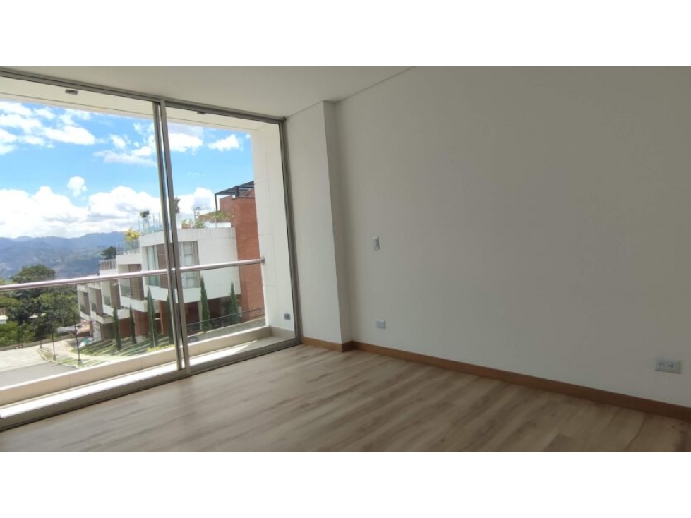 VENDO  CASA  EN  ENVIGADO  -  LOMA  DEL  ESMERALDAL