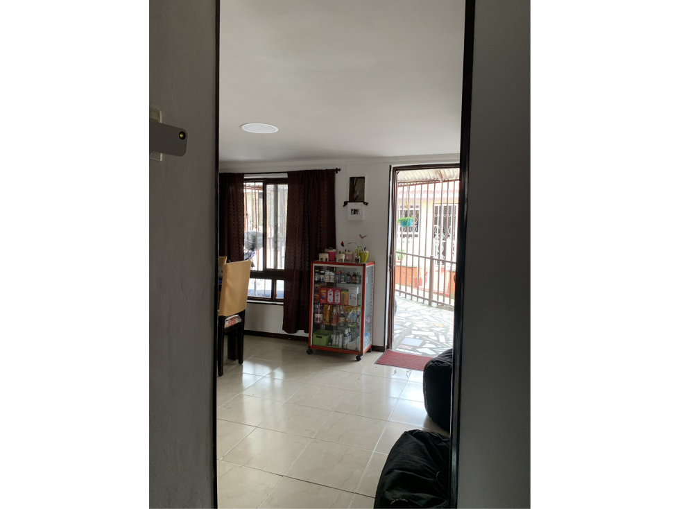 VENTA DE CASA BARRIO LOS QUINDOS CON DOBLE RENTA