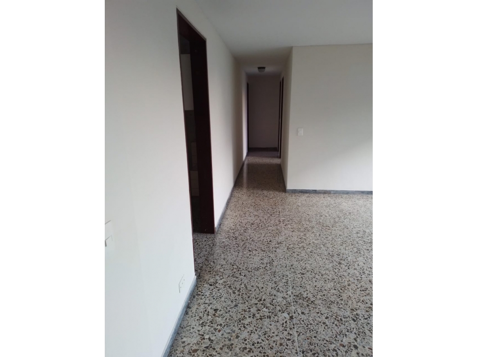 SE VENDE APARTAMENTO EN EDIFICIO EN LA FLORA PISO 3 CON ASCENSOR