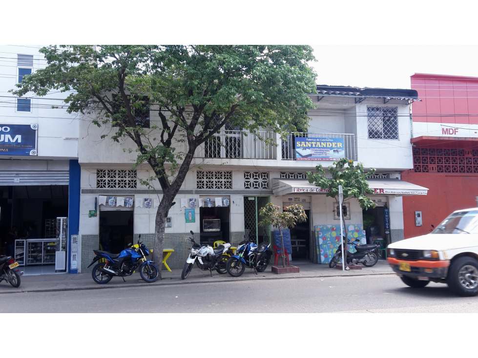 POR LA CARRERA 10 CASA COMERCIAL CERCA A JUMBO