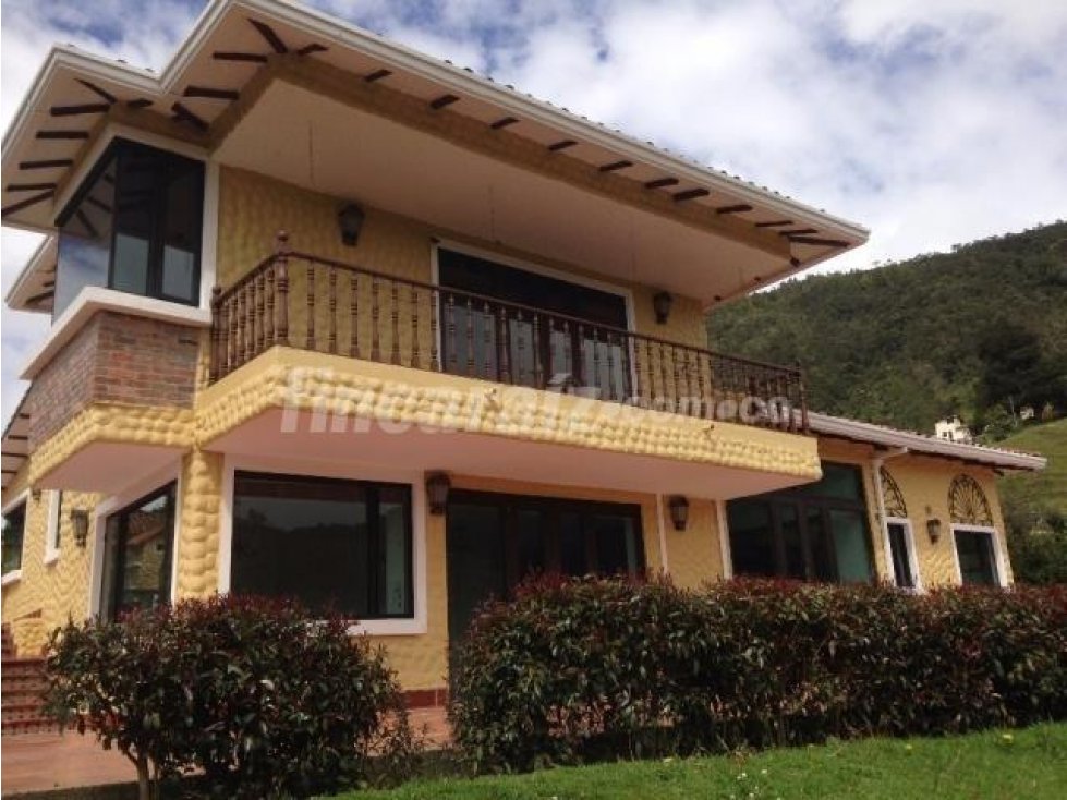 VENDO ESPECTACULAR CASA QUINTA EN LA CALERA