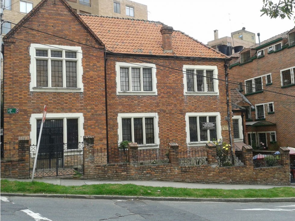 Casa tipo ingles para remodelar en Chapinero Alto