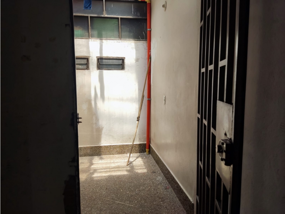 SE VENDE TERCER PISO CON 5 APARTA ESTUDIOS  EN PRADO CENTRO MEDELLIN