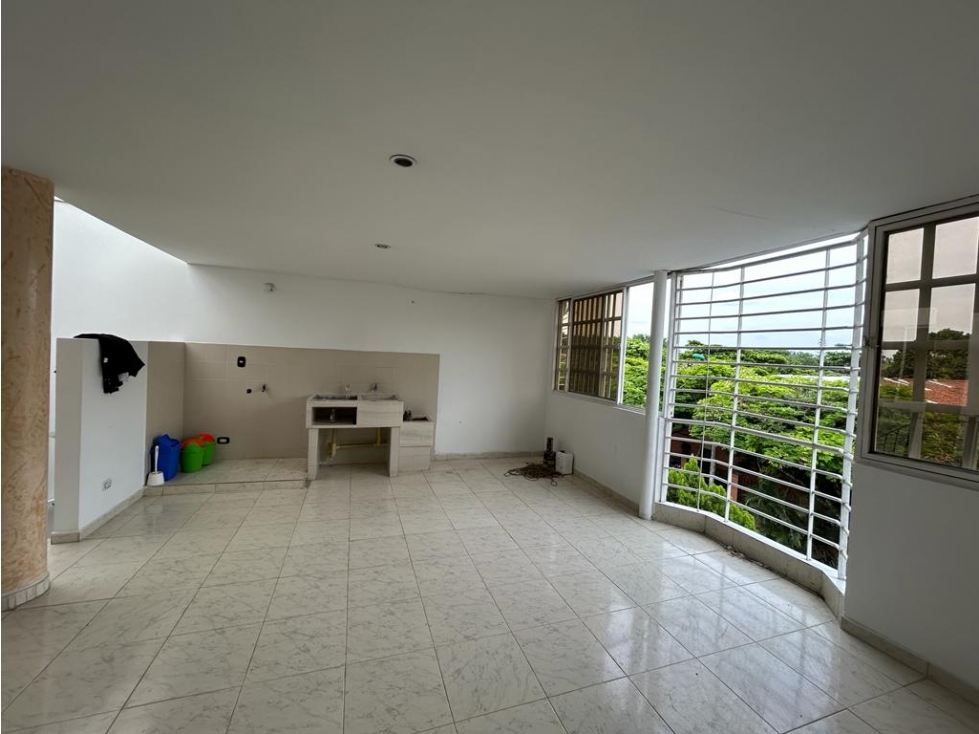 VENTA DE CASA DE 3 PISOS, EN VALLE DEL LILI, AL SUR