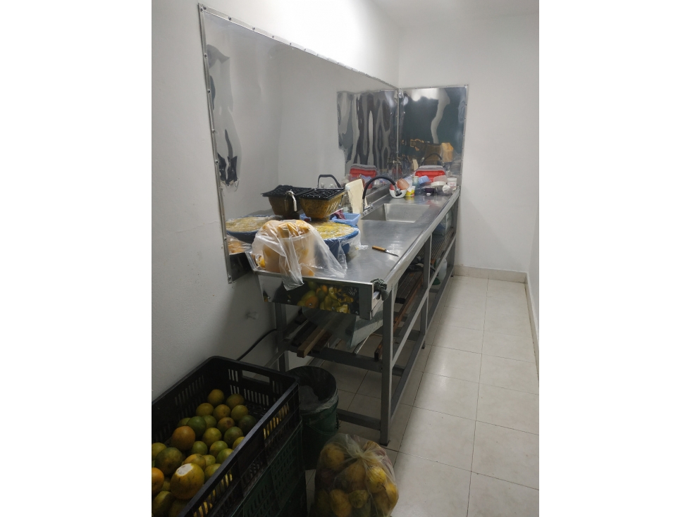 VENDO CASA  PARA INVERSIONISTA DIVIDIDO EN LOCALES COMERCIALES