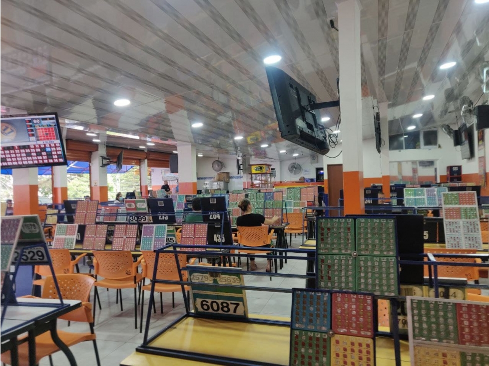 SE VENDE LOCAL COMERCIAL CON NEGOCIO - BINGO