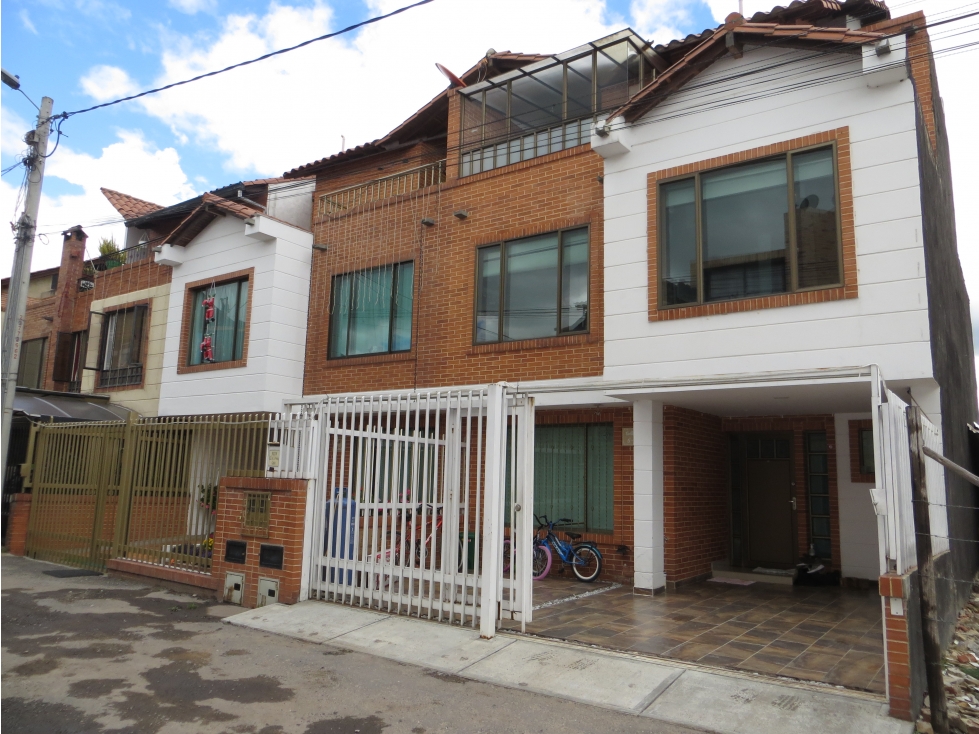 Casa independiente en Cota sobre via urbana