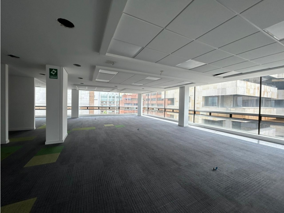 Oficina Comercial en Zona de Alto Flujo Peatonal en AV. Calle 72