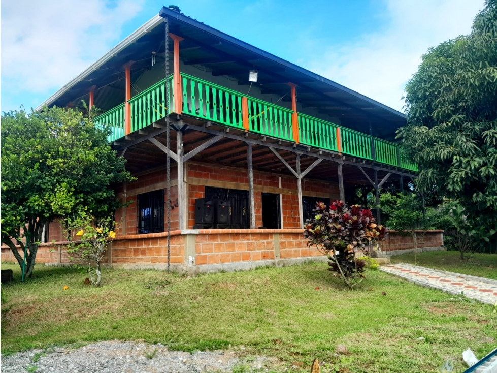 CASA DE RECREO CON PISCINA EN CALOTO