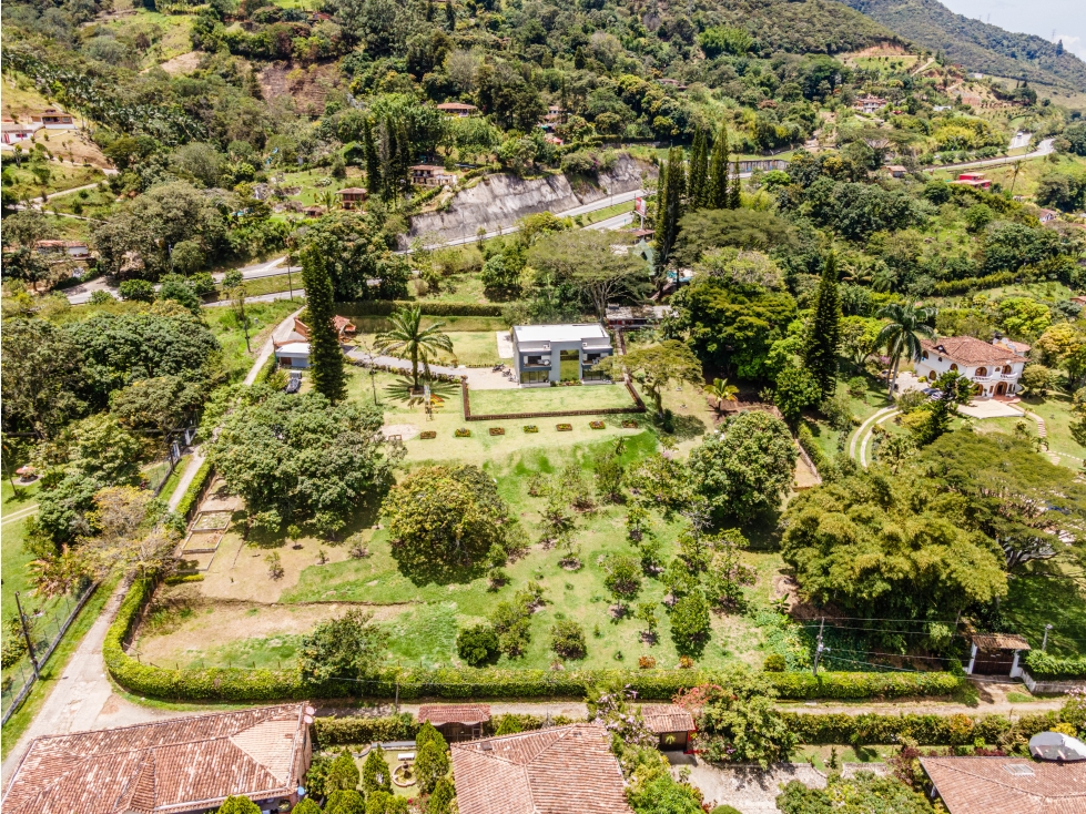 Finca Independiente de Lujo en Barbosa Vía Principal