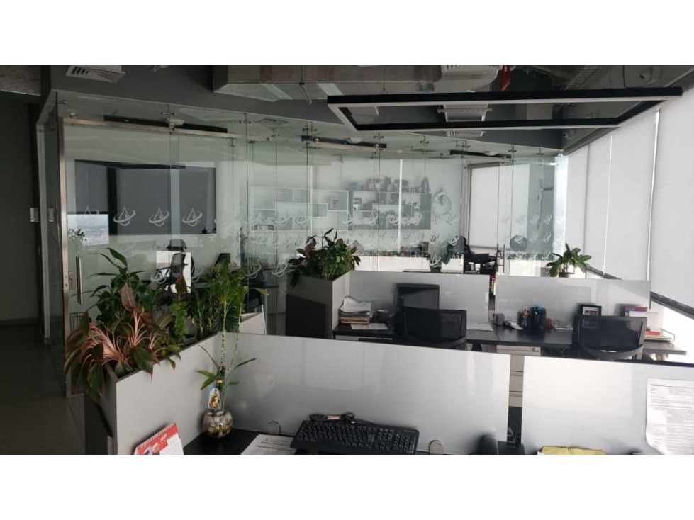 Alquilo magnífica  oficina en CC ideal como centro de trabajo  empresa
