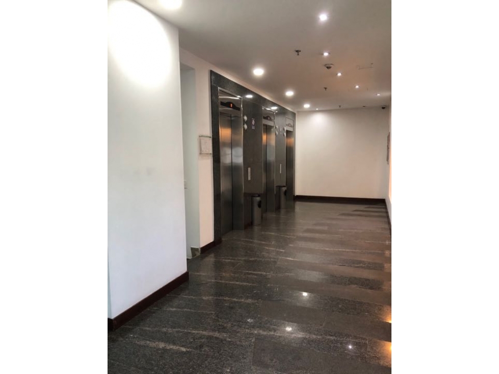 Arriendo excelentes oficinas AAA en el Chico. Sobre vía principal