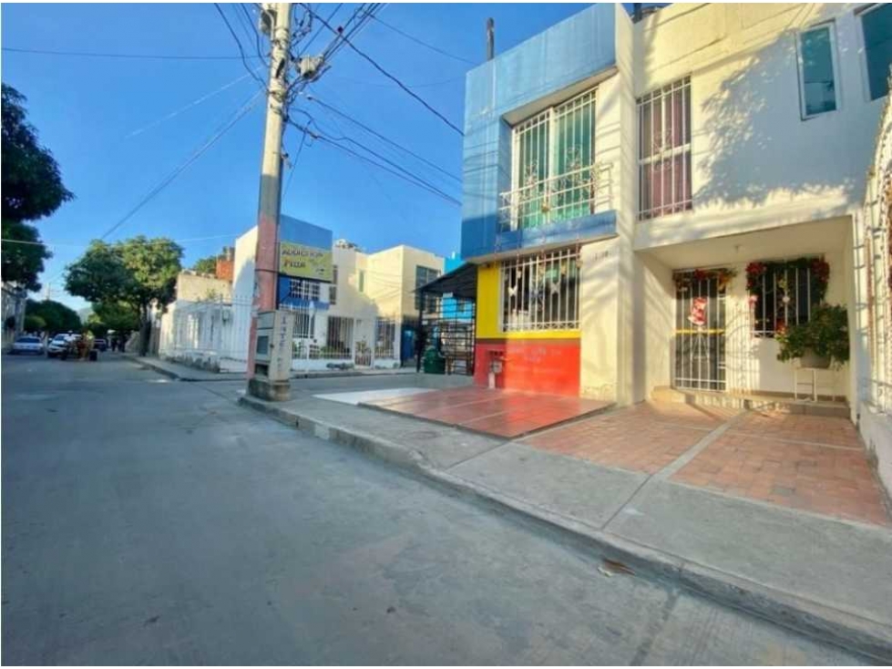 Casa esquinera de 2 pisos con local comercial, ciudad del sol