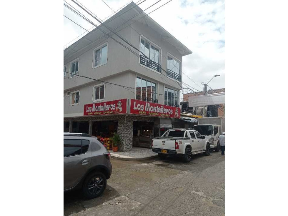 Esquina   con local comercial y dos apartamentos . Renta cinco millone