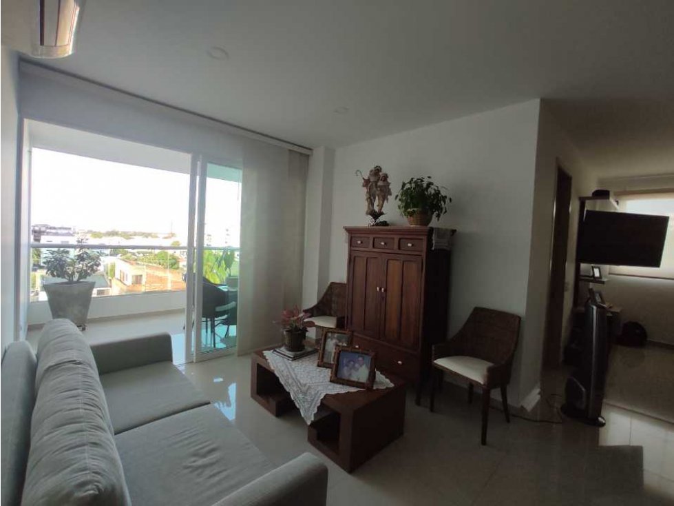 HERMOSO APARTAMENTO  CON REFORMAS Y MOBILIARIO