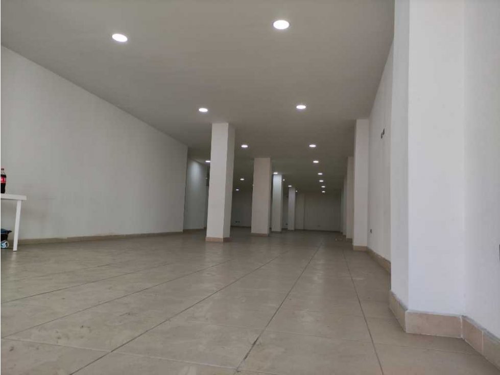 Local comercial cerca al parque de envigado primer piso Rentando