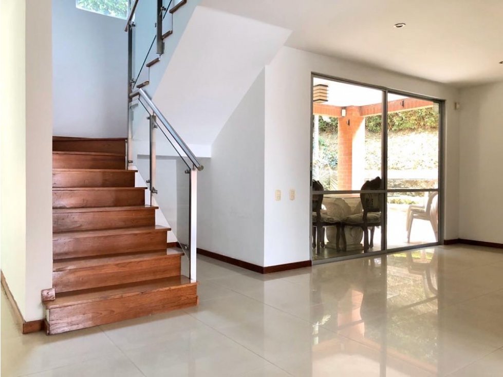 SE VENDE CASA LOMA BENEDITINOS