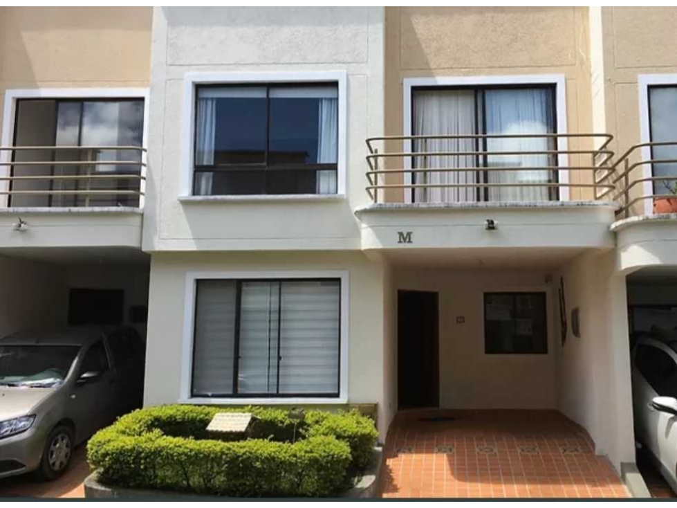 Se vende linda casa , zona : Av . 19 Norte