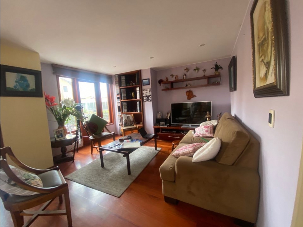 Vendo amplia casa con jardín privado