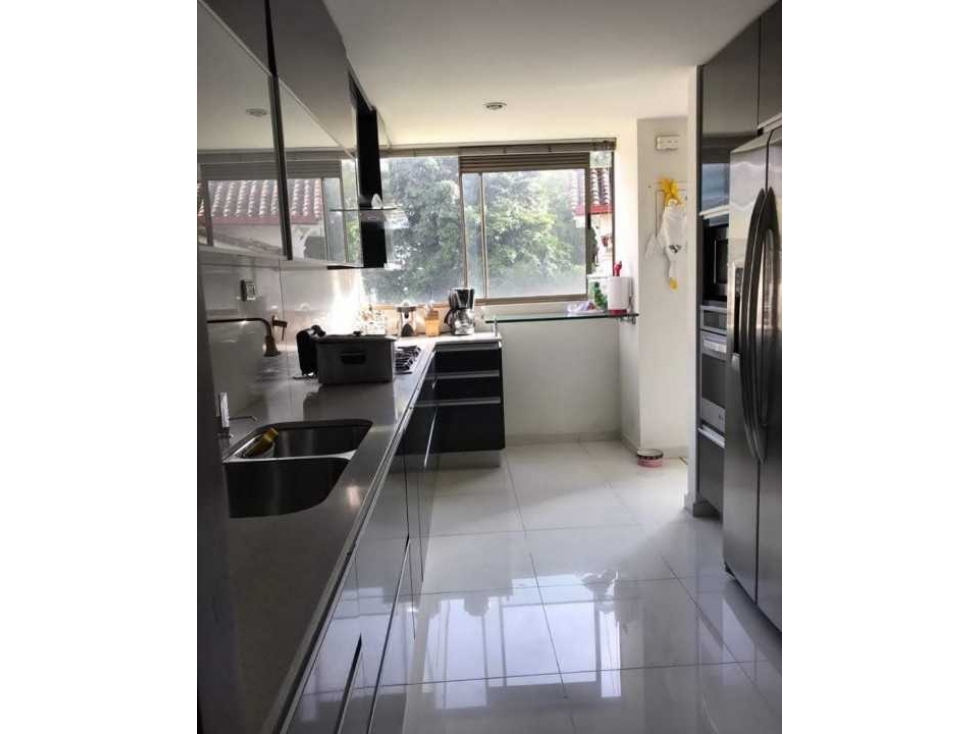 VENDO APARTAMENTO EN EL POBLADO, CERCA AL C.C SANTAFE