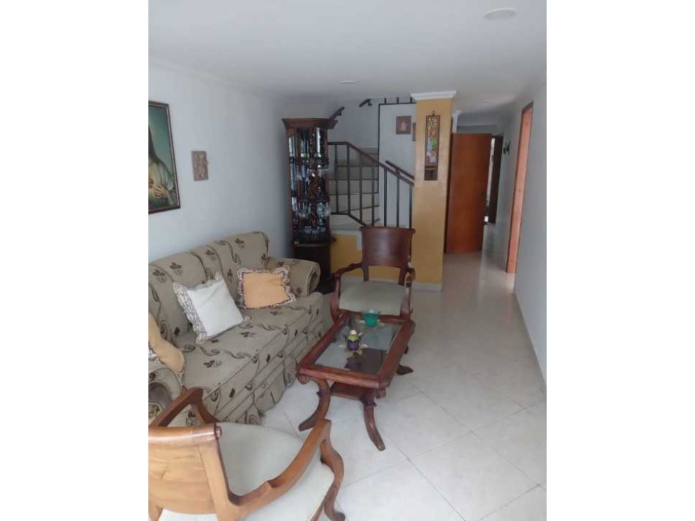 VENDO CASA UNIFAMILIAR DE 3 NIVELES  CON GARAJE EN CABAÑITAS BELLO