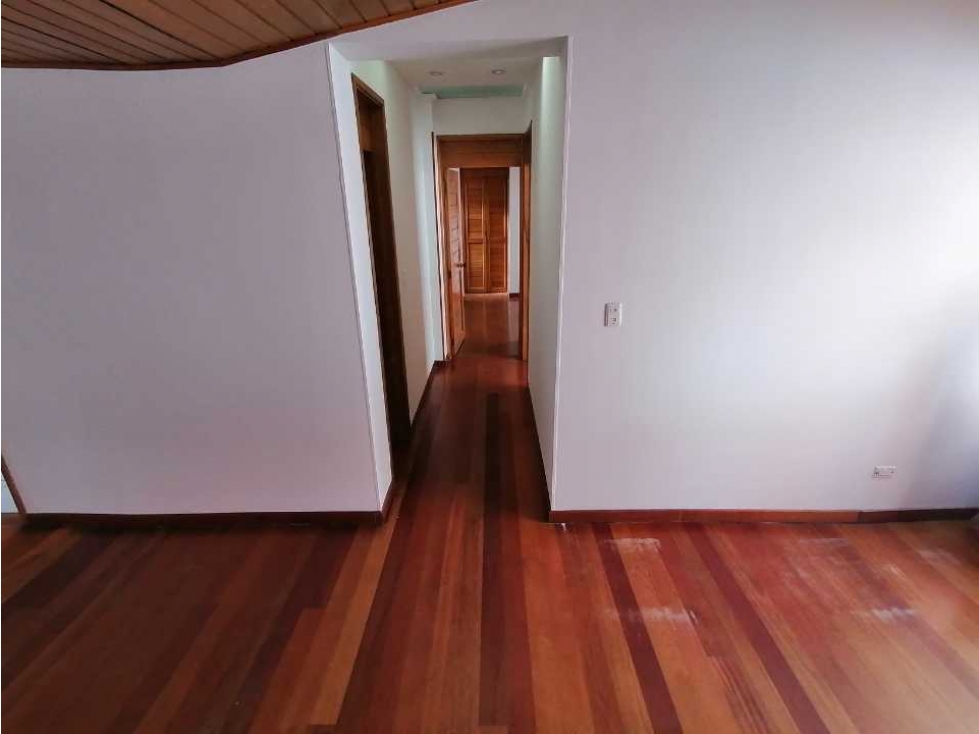 VENDO MARAVILLOSO APARTAMENTO PARA REMODELAR EN CHICÓ NAVARRA 2H2BCBS