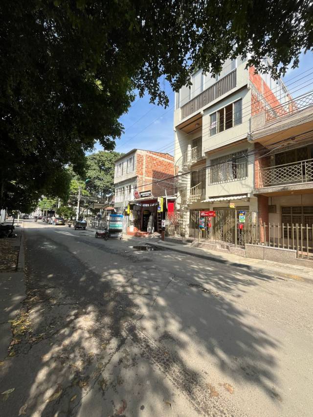 Excelente casa de tres niveles barrio la Rivera o Guayacanes Cali