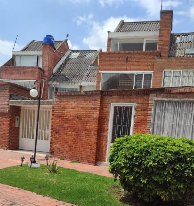 Casa frente al bulevar Niza en Bogota conjunto residencial Campania